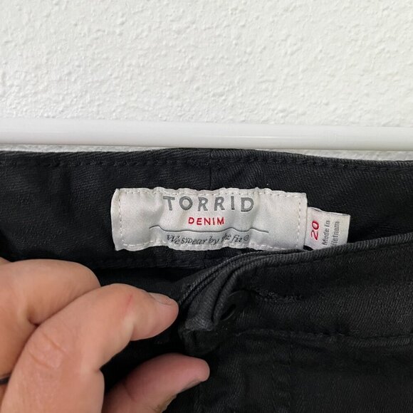 Torrid Denim Mini Skirt Black Figure Hugging Zip Fly Distressing Tones Size 2 - Picture 4 of 8